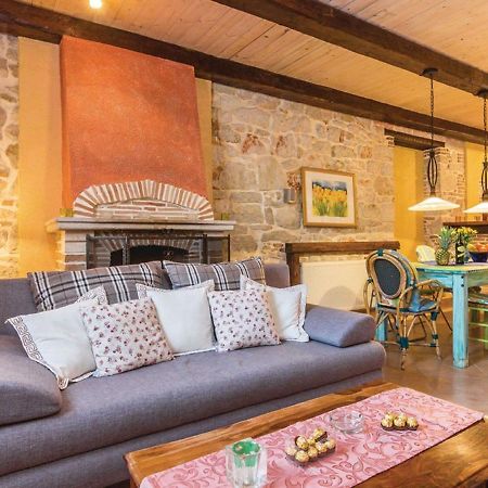 Rustic Holiday Home In Vrsar With Garden Exteriör bild
