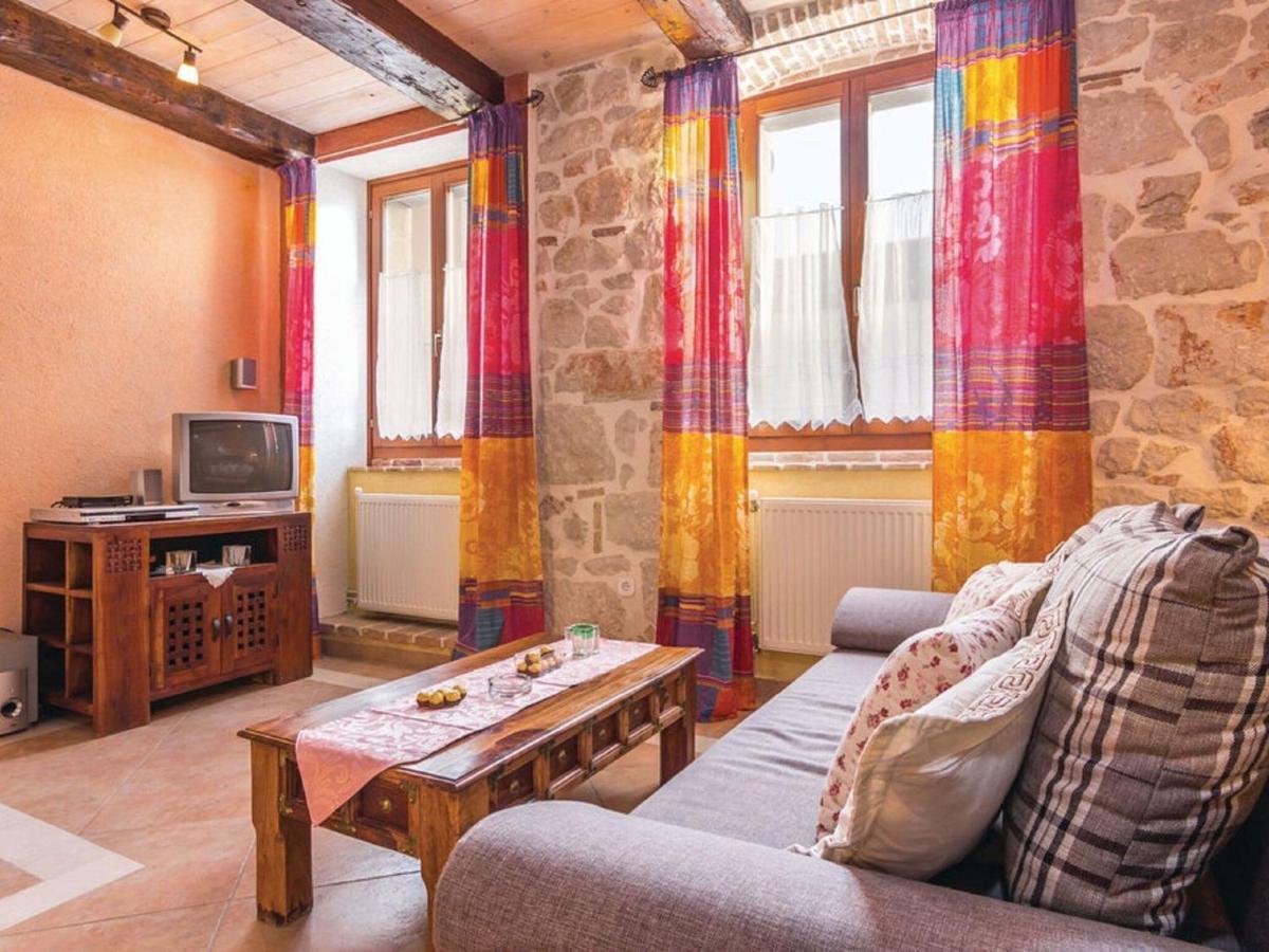 Rustic Holiday Home In Vrsar With Garden Exteriör bild
