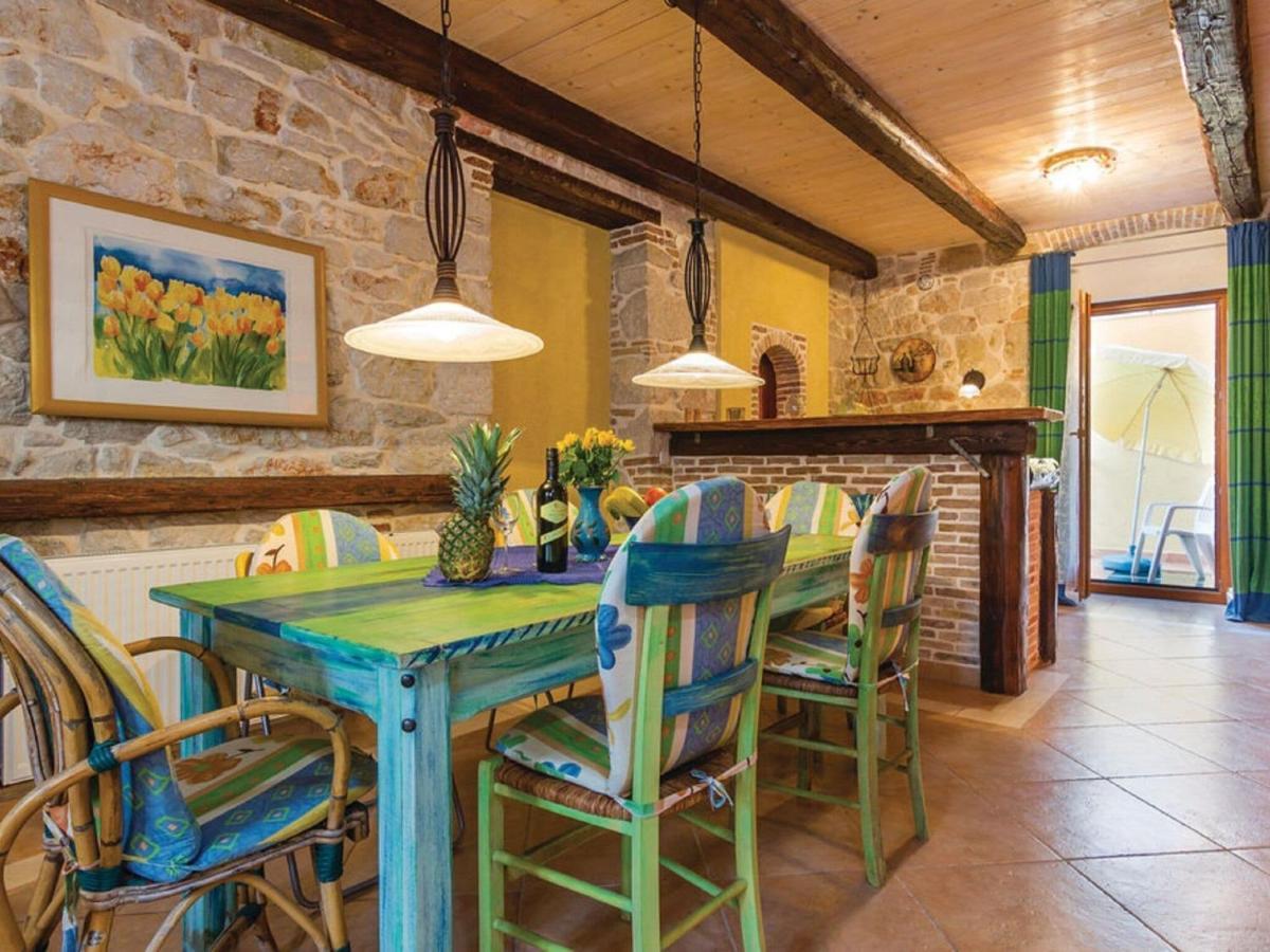 Rustic Holiday Home In Vrsar With Garden Exteriör bild