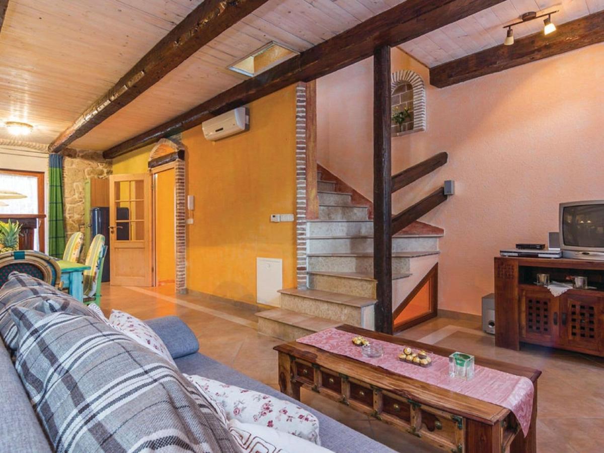 Rustic Holiday Home In Vrsar With Garden Exteriör bild