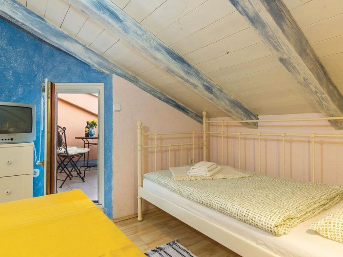 Rustic Holiday Home In Vrsar With Garden Exteriör bild